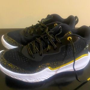 Under Armour Womens Flow Breakthru 2 Basketball Shoes